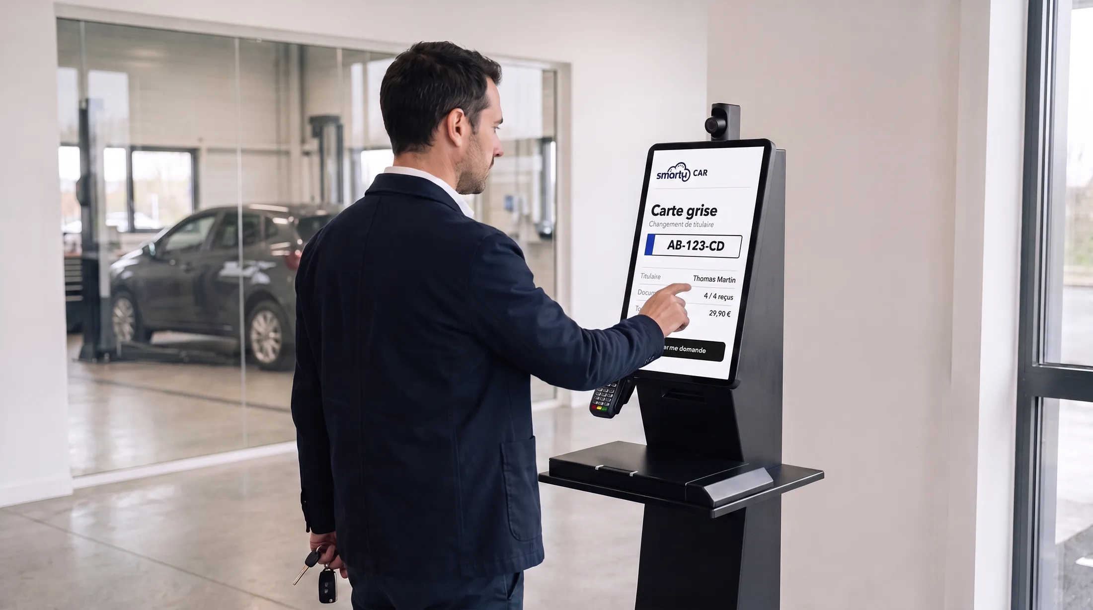 Un client valide sa demande de carte grise sur une borne Smarty Car